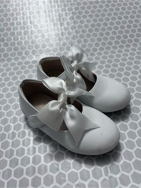 Kiderence White Girls' Satin Bow Mary Jane Dress Shoes. Size 7